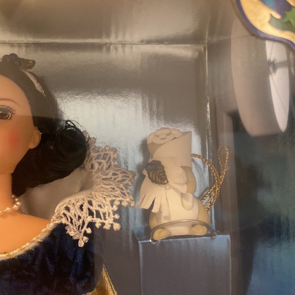 NRFB Disney’s Snow White Holiday Princess 3rd in a Special Edition series doll - Picture 5 of 13